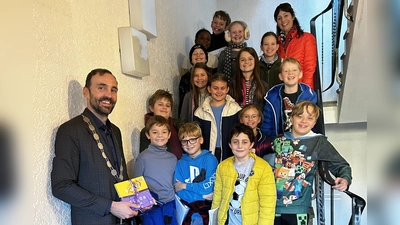 Die 4. Klasse der Grundschule Moosbach besucht das Rathaus Moosbach (Bild: Claudia Rieß)