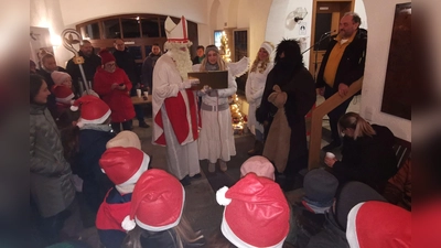 Der Nikolaus (Daniel Biermeier) verteilte mit dem Krampus (Thomas Reindl) und seinen Engeln (Dea Dippel und Katja Hierold) die Geschenke an anwesende Kinder.<br> (Bild: Karl Ziegler)