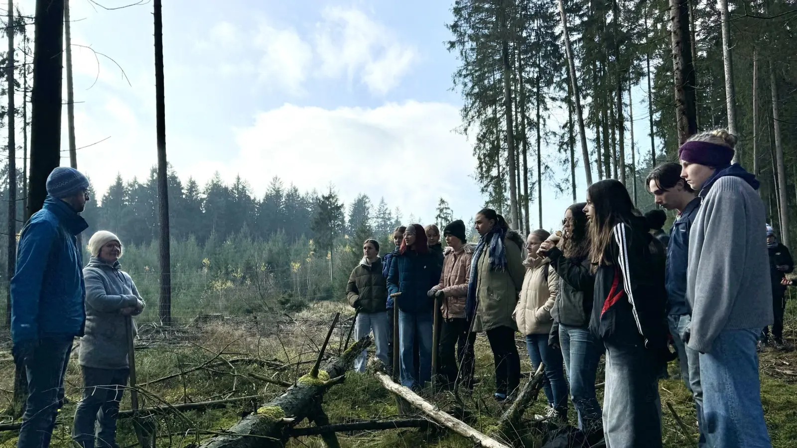 Konfirmandengruppe aus dem Steinwand vor der Arbeit (Bild: Stefan Frank)