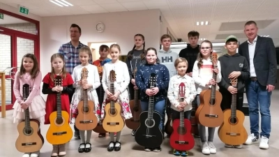 Gitarrenvorspiel der Kreismusikschule in der Realschule im Stiftland Waldsassen. (Bild: Kreismusikschule/exb)