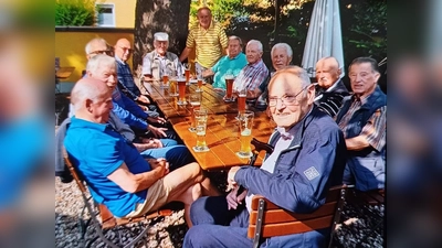 Jubiläumsstammtisch der Lokführer im Biergarten Naber (Bild: Ludwig Exner)