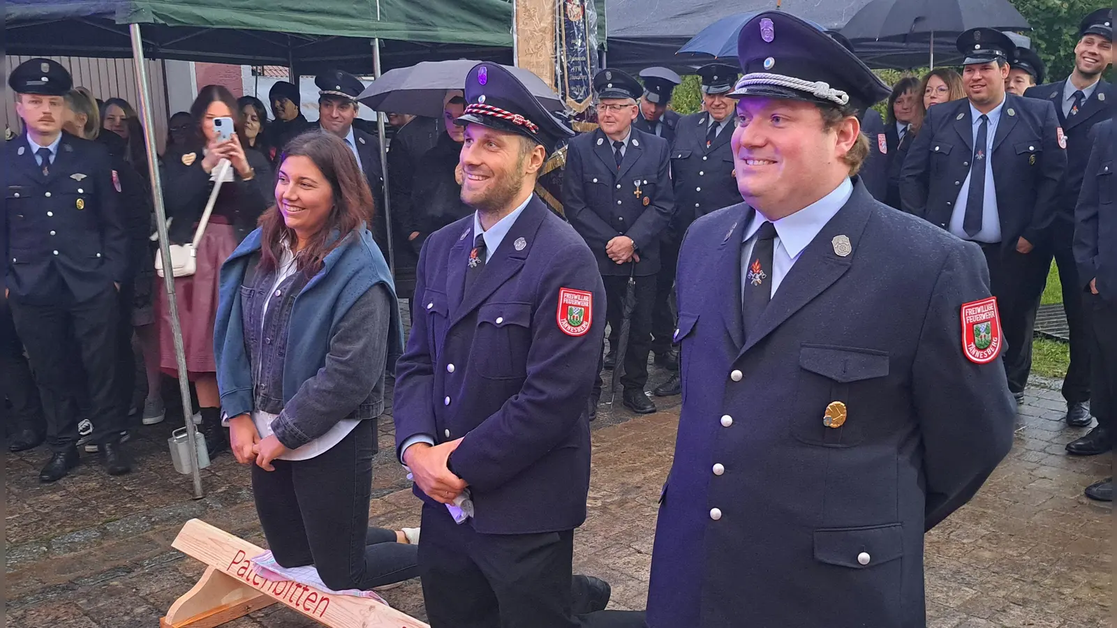 Auf Knien bitten die Führungskräfte der Feuerwehr Tännesberg Andreas Kneidl (rechts), Peter Schneider und Festbraut Luisa Völkl um die Übernahme der Patenschaft zu ihrem 150-jährigen Gründungsfest. (Bild: Josef Glas)