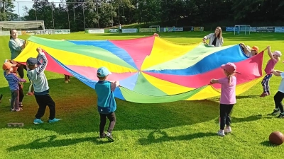 Spiel und Spaß war angesagt, als Mädchen und Buben des örtlichen Kindergartens das Gelände des TSV Bärnau besuchten. (Bild: Markus Fichtner/exb)