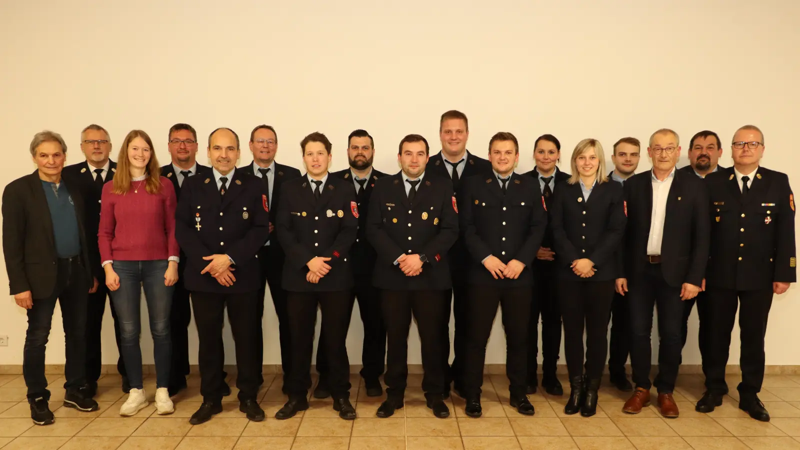 Die neu gewählte Vorstandschaft des Feuerwehrvereins Rieden mit ihrem Ersten Vorsitzenden Stefan Scharl (9. v. l.). Dazu gratulierten Zweiter Bürgermeister Josef Weinfurtner (v.l.), Kreisbrandmeister Jürgen Ehrnsberger, Erster Bürgermeister Erwin Geitner (3. v. r.) und Kreisbrandrat Christof Strobl (r.) (Bild: Michael Rabenhofer)