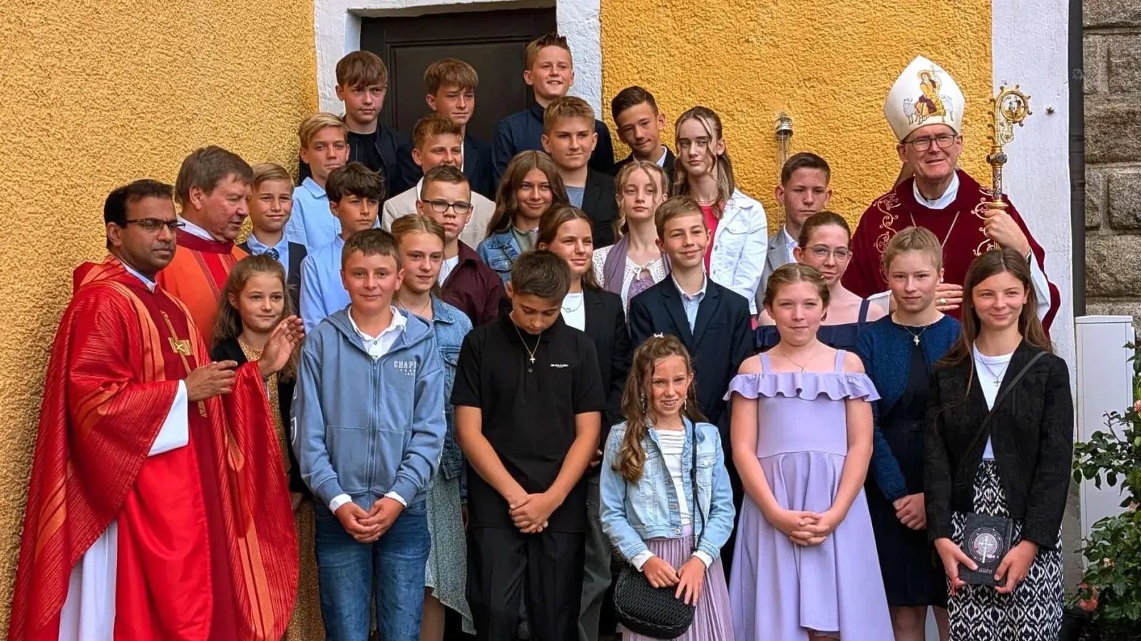 Die Firmlinge mit dem Weihbischof Dr.Josef Graf, Pfarrer Pater Anish George und Diakon Rudi Hoffmann. (Bild: Josef Söllner)