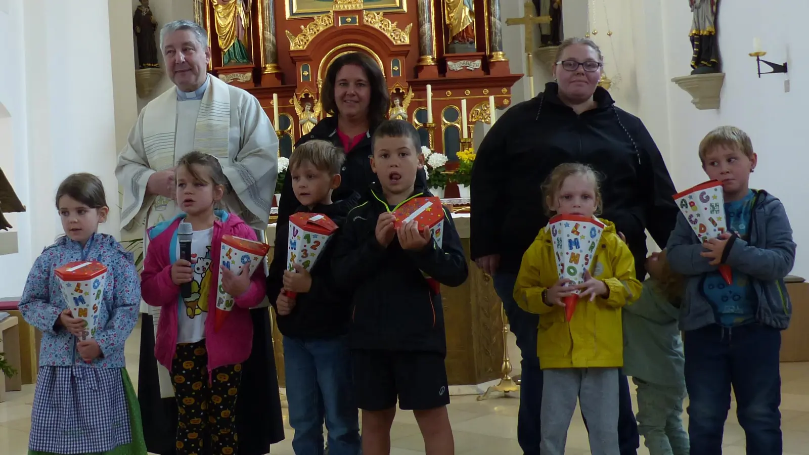 : Die Vorschulkinder, mit Pfarrer Adam Nieciecki, Kindergartenleiterin Anita Wittmann und Kirchenpflegerin Maria Schatz (von links) (Bild: Sieglinde Schärtl)