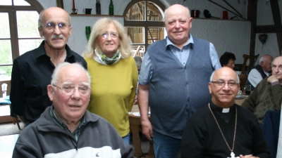 Zu Gast bei der Mutter- und Vatertagsfeier waren auch Siegfried Wölfel (von hinten links), Naturfotograf Siegfried Steinkohl, Zweite Vorsitzende Zita Schuster, Vorsitzender Erwin Bächer und der aus Indien stammende Bischof em. Bosco Puthur.<br> (Bild: roh/exb)