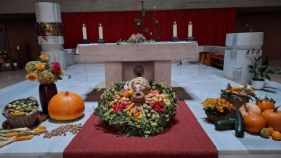 Wunderschön geschmückter Erntedankaltar St. Josef, Raigering (Bild: Gerda Eiber)