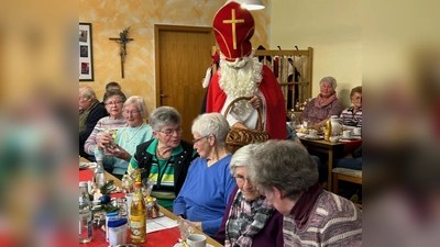 Der Nikolaus hatte für die Senioren Geschenke dabei. (Bild: Johann Bauer)