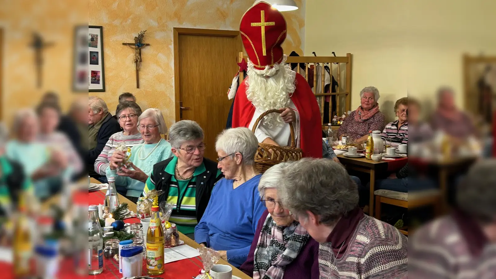 Der Nikolaus hatte für die Senioren Geschenke dabei. (Bild: Johann Bauer)