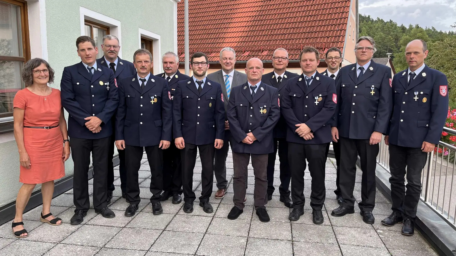 Landrat Richard Reisinger und Kreisbrandrat Christof Strobl (7. und 9.v.li.) händigten die Ehrenzeichen in Silber und Gold an die Feuerwehrmänner aus. (Bild: Christine Hollederer)