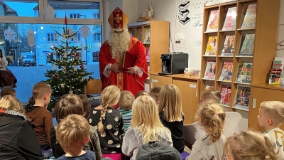 Lesen unterm Christbaum in der Stadtbücherei Mitterteich. (Bild: Pia Heinrich)