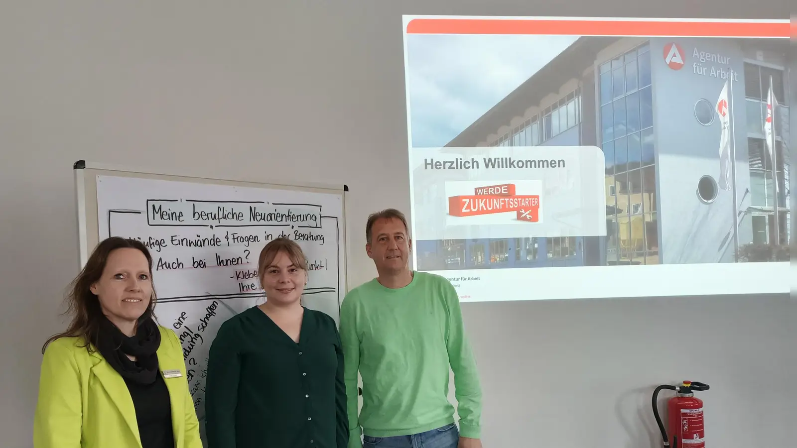 v. li. Stefanie Bauer (Teamleiterin Arbeitsvermittlung Arbeitsagentur Amberg), Antonia Boxler (Geschäftsstellenleiterin Arbeitsagentur Amberg), Rainer Liermann (Bereichsleiter Jobcenter Amberg-Sulzbach) bei der Eröffnung der Veranstaltung Zukunftsstarter plus. (Bild: Eva Plößner)