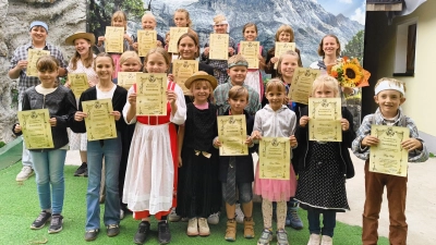 Voller Stolz präsentieren die Teilnehmer des Kinder-Workshops ihre „Jungschauspieler-Zertifikate“, Leiterin Paula Schißlbauer (rechts hinten). (Bild: Norbert Altmann)