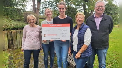 4500 Euro übergeben die Frauen des Ladies-Circle, vertreten durch Daniela Bielefeldt (Zweite von links) und Alexandra Dambeck (Dritte von links), an Jutta Harbig (links), Petra Troppmann (Zweite von rechts) und Hartmut Ordnung (rechts) von der Kinderkrebshilfe.  (Bild: Yvonne Fichtl)