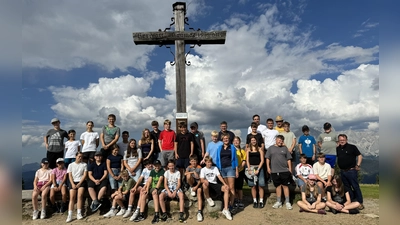 Das Foto zeigt die Ministrantinnen und Ministranten mit den Betreuern nach dem Gottesdienst unter dem Gipfelkreuz. (Bild: Reinhard Kick)