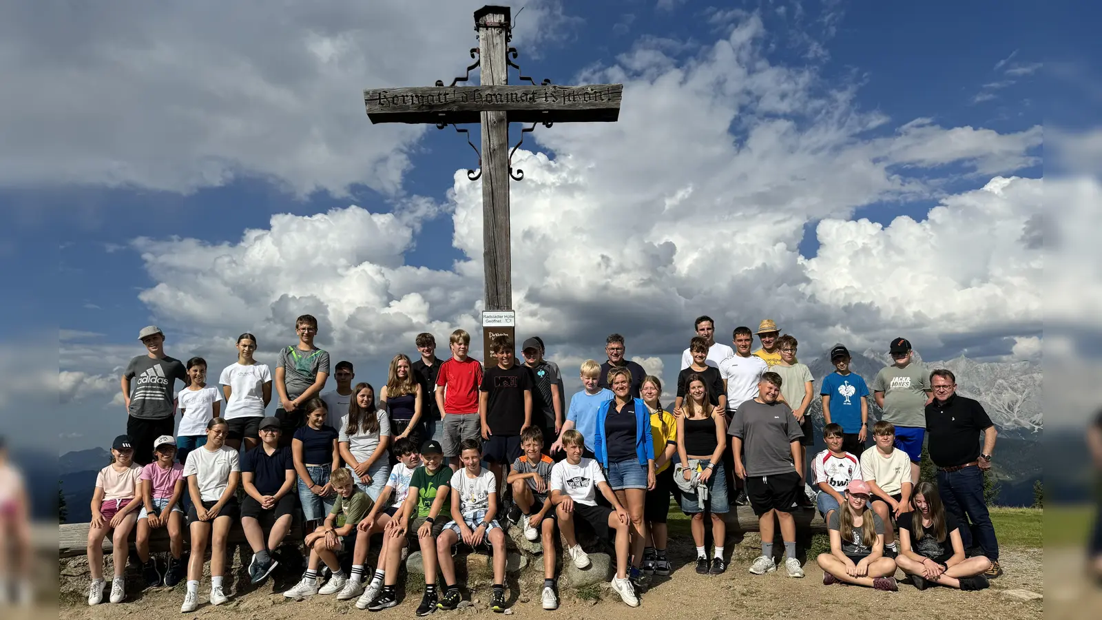 Das Foto zeigt die Ministrantinnen und Ministranten mit den Betreuern nach dem Gottesdienst unter dem Gipfelkreuz. (Bild: Reinhard Kick)