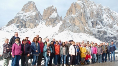 Gruppenbild vor der imposanten Langkofelgruppe (Bild: Georg Hausmann)