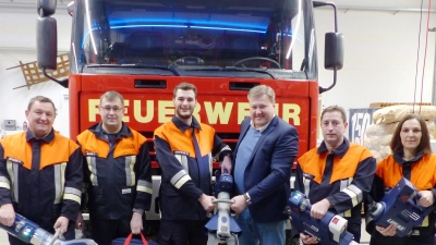 Stolz präsentieren die Verantwortlichen der Feuerwehr Kastl die neuen Akku-Rettungsgeräte (von links): Peter Bogner, Tobias Maag, Fabian Nemetschek, Bürgermeister Stefan Braun, Tobias Lang und Andrea Popp. (Bild: jp)