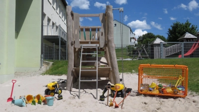 Die neu errichtete Sandbaustelle. (Bild: Kinderhaus "Unsere kleine Welt" Bärnau/exb)