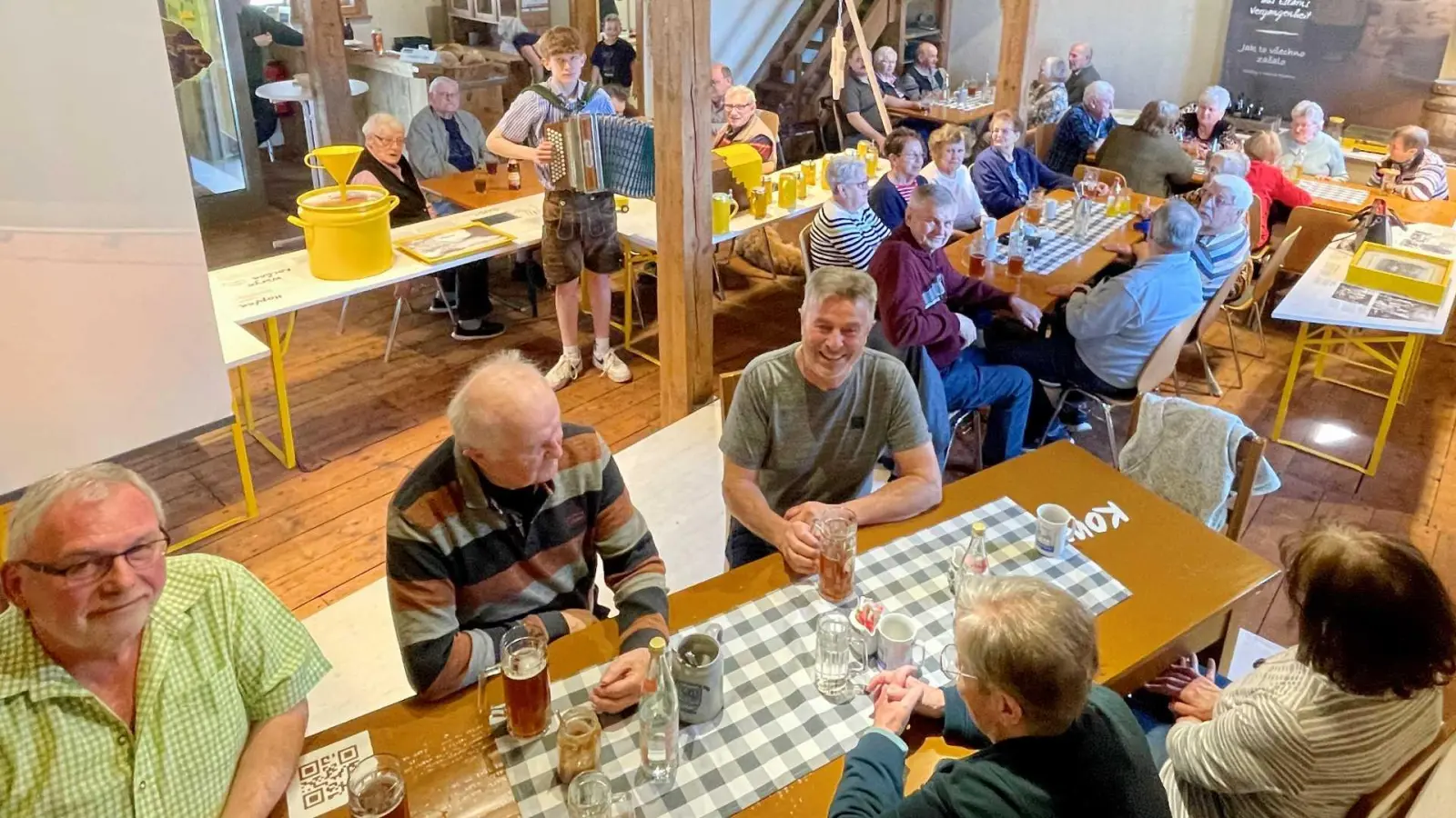 Einen guten Besuch im „Biererlebnis” in Eslarn garantieren Musiker Simon Maier und das reichliche Angebot des Quartiermanagements. (Bild: gz)