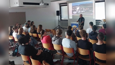 Vergangenen Donnerstag besuchte Erster Hauptkommissar a.D. Jochen Breitenbach die Schülerinnen und Schüler der 12. Klassen des Nabburger Gymnasiums. Dies geschah, um die Ereignisse rund um die deutsche Wiedervereinigung, die sie im Geschichtsunterricht bei OStRin Dr. Nadine Kilgert-Bartonek und OStR Dr. Markus Janner behandelt hatten, anschaulich zu vertiefen. (Bild: Dr. Nadine Kilgert-Bartonek)