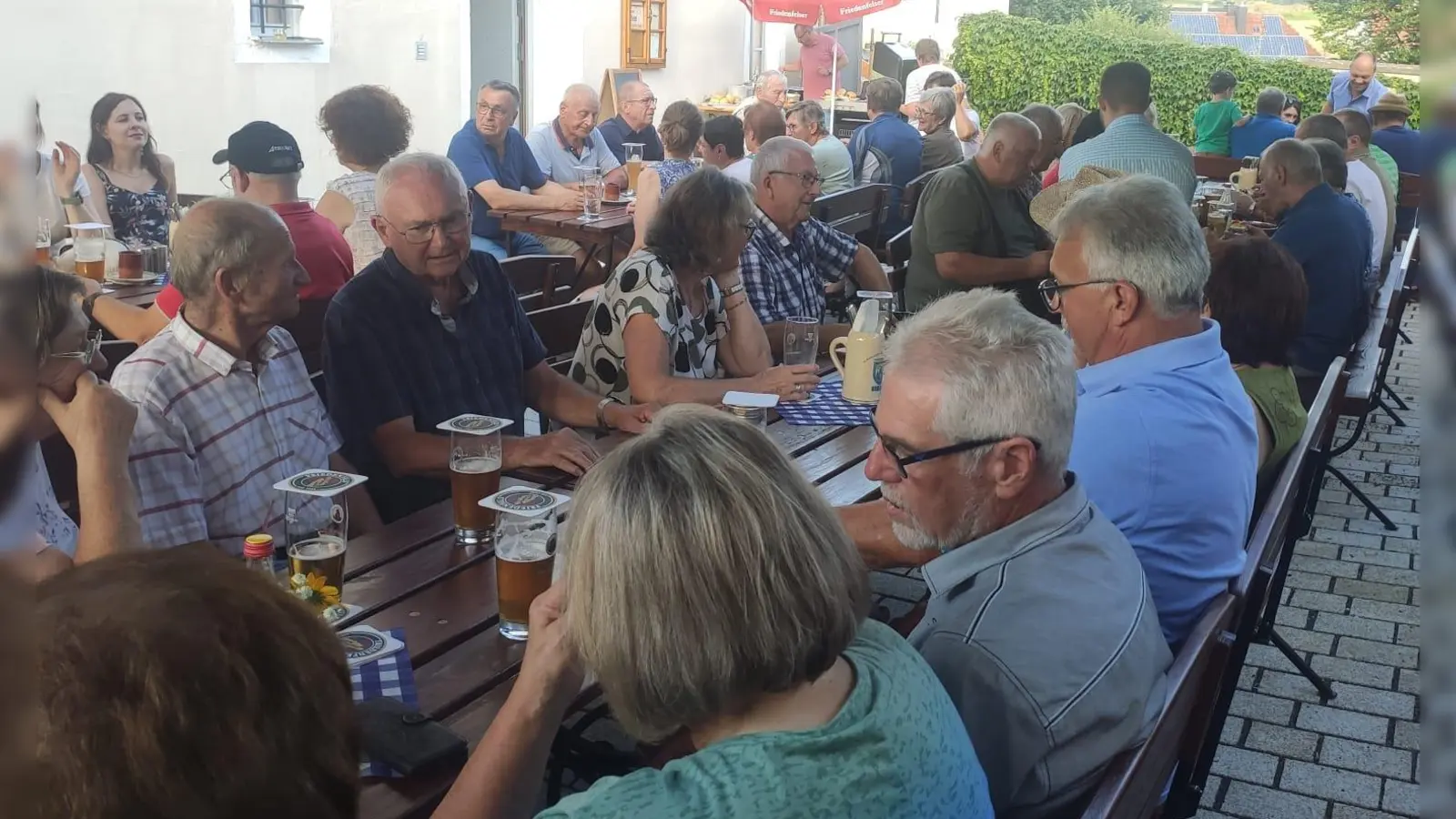 Grillabend im Innenhof des Kooperatorenhauses in Beidl. (Bild: Alois Bauer)