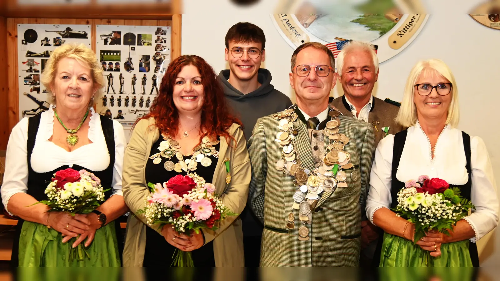 Neuer Schützenkönig bei „Freischütz Karmensölden“ wurde mit einem 69.7 Teiler Josef Lotter. Unser Bild zeigt die neuen Würdenträger (v.l.n.r.) 1. Zofe Gisela Meier, Liesl Sabrina Trösch, 1. Ritter Andreas Bechthold, Schützenkönig Josef Lotter, 2. Ritter Hans Meier und 2. Zofe Marianne Beer. (Bild: Gerhard Franz)