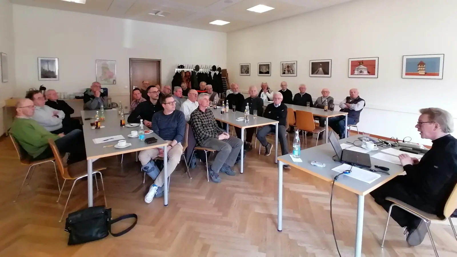 Blick in den Pfarrsaal mit Teilnehmern, (rechts) Domvikar Dr. Christian Schulz  (Bild: Michael Koller)