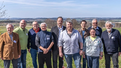 Mitglieder der neu gewählten Vereinsführung, von links nach rechts: Harry Panzer (Referent für Finanzen/Hauptkassier), Christian Traßl (stv. Hauptvorsitzender), Stephan Unglaub (Schlichtungsausschuss), Dr. Gerhard Kleineidam (Referent für Naturschutz und Landschaftspflege), Christian Zuber (stv. Hauptvorsitzender) Rüdiger Taubald (stv. Hauptvorsitzender, Referent für Medien und Marketing), Dr. Adrian Roßner (stv. Hauptvorsitzender, Referent für Kultur), Monika Emmerich (Referentin für Wandern), Rainer Schreier (Hauptvorsitzender) und Christian Kreipe (Referent Wanderwege).<br> (Bild: Inge Schuster)