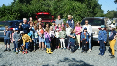 Insgesamt 21 Schulkinder, teils mit Eltern und Großeltern, kamen aus dem gesamten Einzugsgebiet der AOVE zum Schnaittenbacher Waldkindergarten zum Start der Exkursion. (Bild: Josef  Schuller)