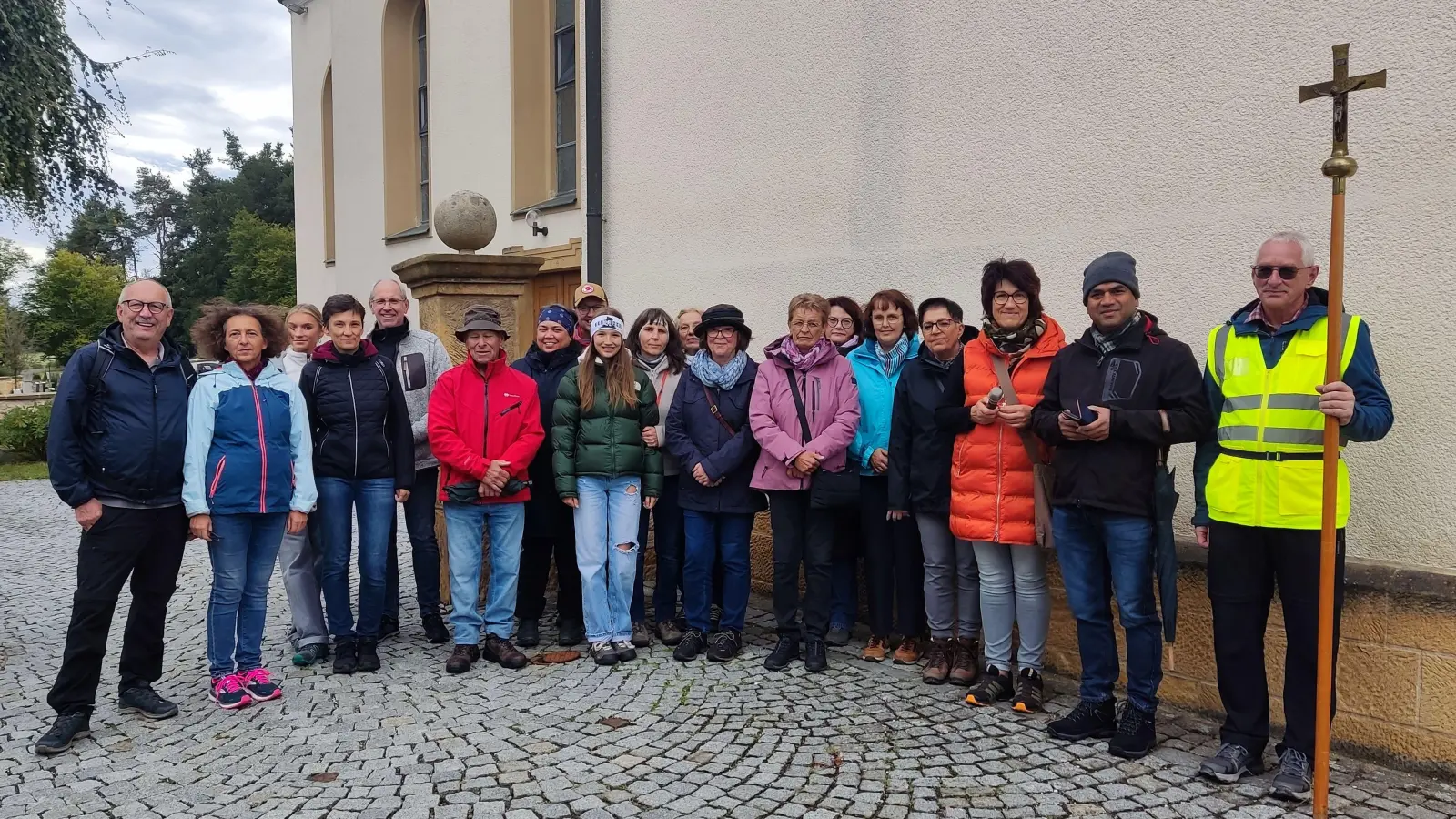 Freihunger Wallfahrer beim Pilgersegen vor der Kirche. (Bild: Josef Amann )