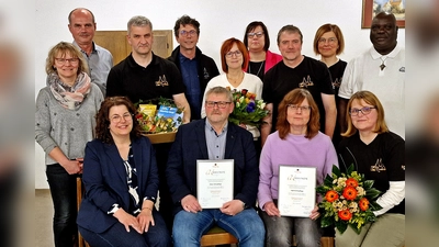 Die Kolpingsfamilie Neunkirchen stellt sich neu auf. Den Vorsitz übernimmt Petra Teichner (sitzend, rechts) von Roland Hoffmann (stehend mit Korb).  (Bild: R. Kreuzer)