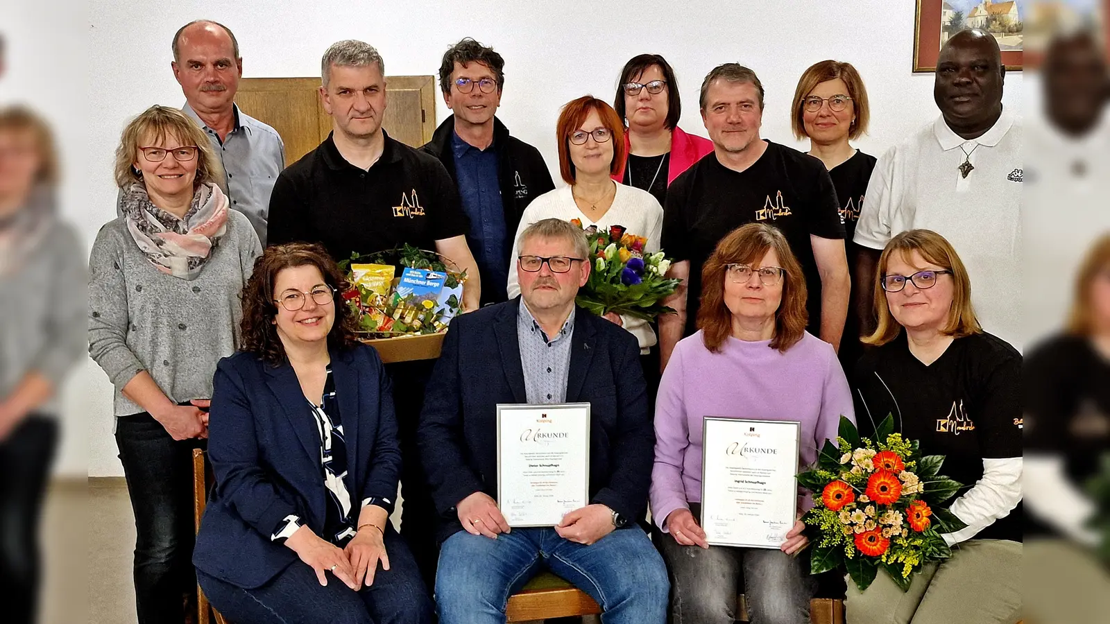 Die Kolpingsfamilie Neunkirchen stellt sich neu auf. Den Vorsitz übernimmt Petra Teichner (sitzend, rechts) von Roland Hoffmann (stehend mit Korb).  (Bild: R. Kreuzer)