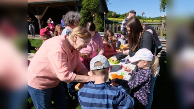 Voller Eifer und Freude waren die Kinder mit ihrem Muttertagsgeschenk tätig. (Bild: Fred Lehner)