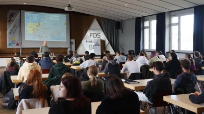 Vortrag von Peter Heidler an der FOS Marktredwitz. (Bild: Claudia Uhlig)
