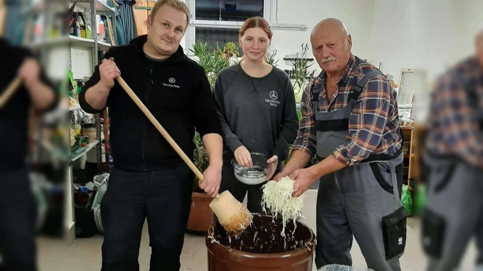 Josef Helgert (rechts) geht mit Enkelin Julia und deren Freund Christian ans Werk. (Bild: pi)