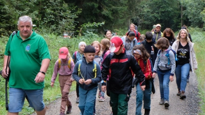 Einen Riesenspaß hatten die Kinder und Jugendlichen bei der Wanderung zum Hausberg der Flosser, dem Haselstein. Jugendleiter Thomas Buchner (vorne) hatte alles bestens organisiert. Für die Kinder war es ein schönes Erlebnis. Das soll sich fortsetzen. (Bild: Fred Lehner)