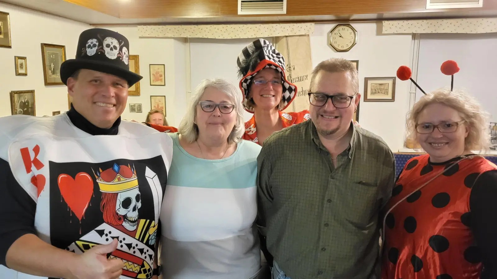 Gewinner und Organisatorinnen des Turniers v.l.n.r.: Jörg Beer (2. Platz), Karin Plach (2. Platz), Heike Graf (hinten), Michael Sichelstiel (1. Platz), Isabella Heiß. (Bild: Martin Heiß)