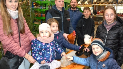 Große Freude hatten kleine Besucher der Lokalschau in Mitterteich daran, dass sie Tiere auch streicheln durften. Geflügel-Ausstellungsleiter Karl Weiß (hinten links) und seine Mitstreiter betrieben Werbung für die Zucht. (Bild: jr)