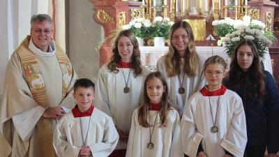 Herzlich begrüßt wurden die neuen Ministranten (v. l.) Lorenz Haberstroh, Vroni Ackerschweski und Elisa Schecklmannvon von P. Adrian Kugler (h.l.) und den Oberministrantinnen Teresa Weber und Theresa Walberer. Gleichzeitig schied Lia Schweiger (r.) nach 5 Jahren Dienst am Altar aus. (Bild: Florian König)