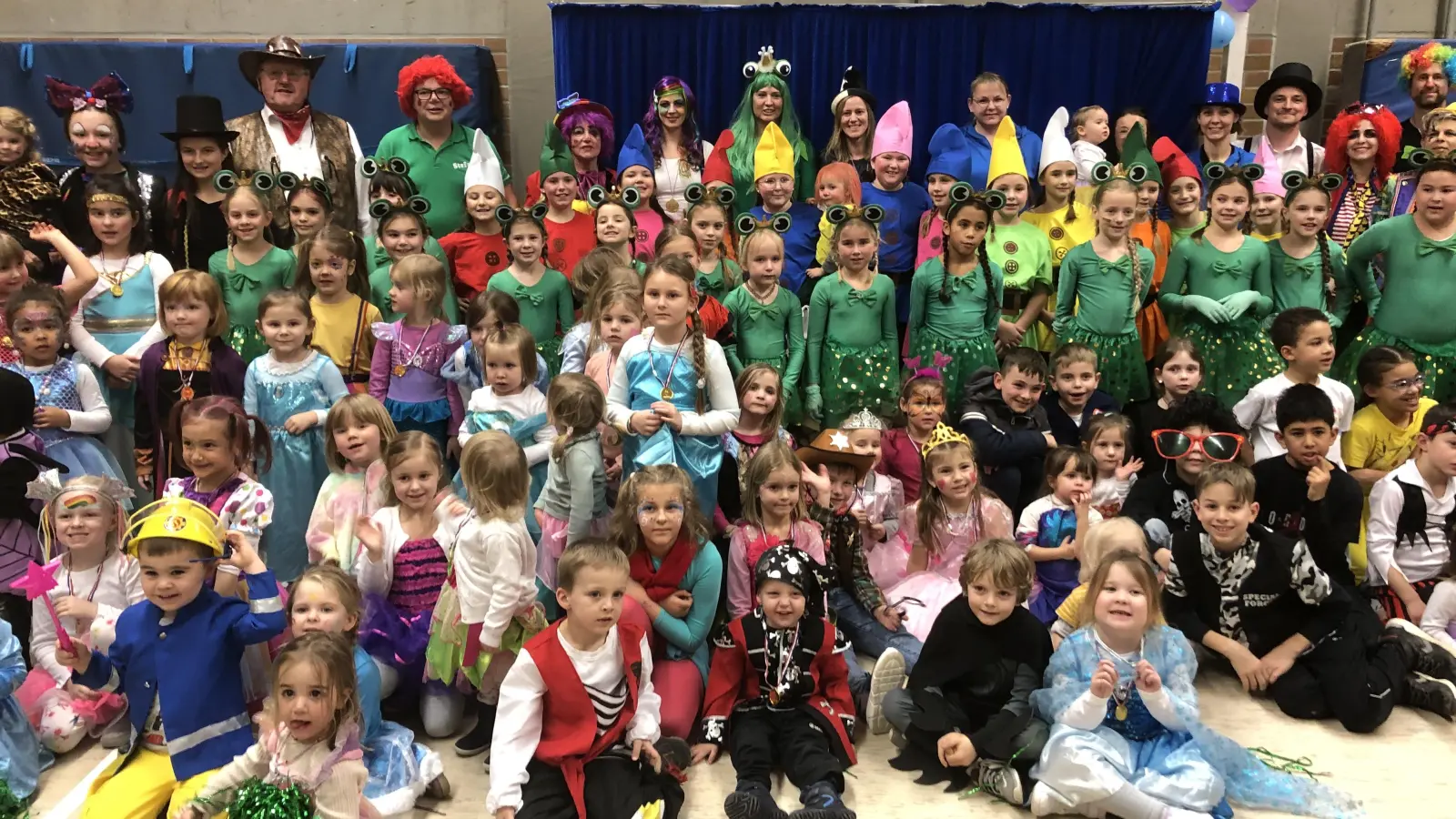 Einen tollen Nachmittag verleben Turnerkinder, Kindergarde und Eltern beim Faschingszirkus Rambazamba des 1. FC Schlicht in der Turnhalle in Schlicht. Unter die Maschkerer mischen sich auch (hinten, von links) Bürgermeister Hans-Martin Schertl (mit Cowboyhut), Vorsitzender Stefan Weiß und Übungsleiterin Barbara Frank. (Bild: ct)