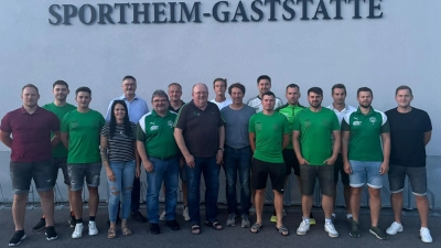 Alte und neue Abteilung Fussball.<br>1. Reihe v. l. (Matthias Störzer, Alexander Zühlke, Sabrina Bauer, Jürgen Vetter, Franz Jauernig, Stefan Flierl, Dominik Linsmeier, Daniel Götz, Julian Linsmeier, Sebastian Hartmann)<br>2. Reihe v. l. (Jonas Grabinger, Bürgermeister Hans Prechtl, Michael Fick, Wilhelm Frank, Michael Zimmermann, Christian Bergler, Josef Lobinger) (Bild: Stefan Fröhlich)