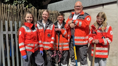 Baumpflanzchallenge erledigt: Melanie Reindl, Simone Schultes, Carina Albert, Christian Stahl und Nina Stahl (von links) der Bereitschaft Erbendorf im BRK pflanzten zusammen mit Bereitschaftsleiter Sven Lehner ein Plattpfirsich-Bäumchen in der Tagespflege d&#39;Stawoldstubn. (Bild: Sven Lehner)