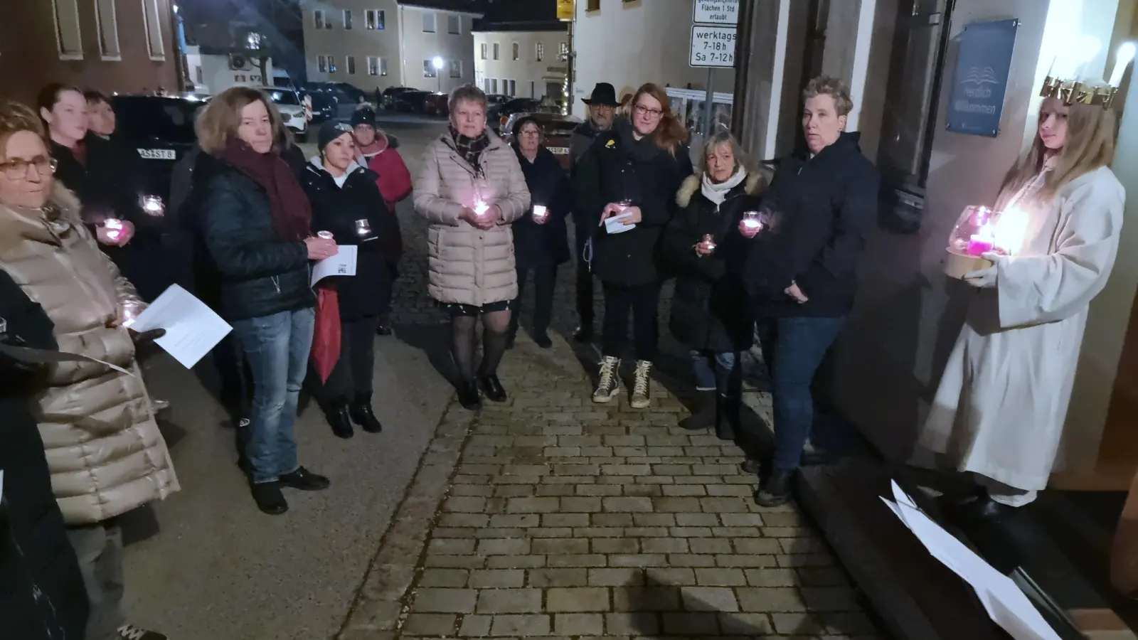 Besucher mit Licht bei der Eröffnung des Adventsfensters. (Bild: Georg Dürr)