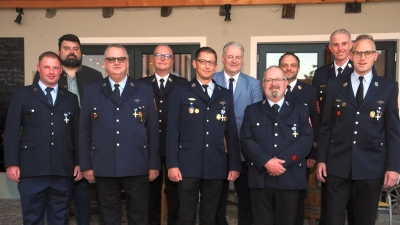 Die ausgezeichneten Feuerwehrleute der Stadt Sulzbach-Rosenberg, ihnen gratulierten (hinten von links) Erster Bürgermeister Stefan Frank, Kreisbrandrat Christof Strobl, Landrat Richard Reisinger, Kreisbrandinspektor Michael Iberer und Kreisbrandmeister Frank Schloß. (Bild: Joachim Gebhardt)