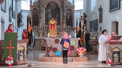 Das Bild zeigt die Pastoralreferentin Maria Wagner und zwei Mädchen der „Kolpingkids” sowie Rosemarie Fischer beim Gebet eines Rosenkranzgesetzes. (Bild: Hans Protschky)