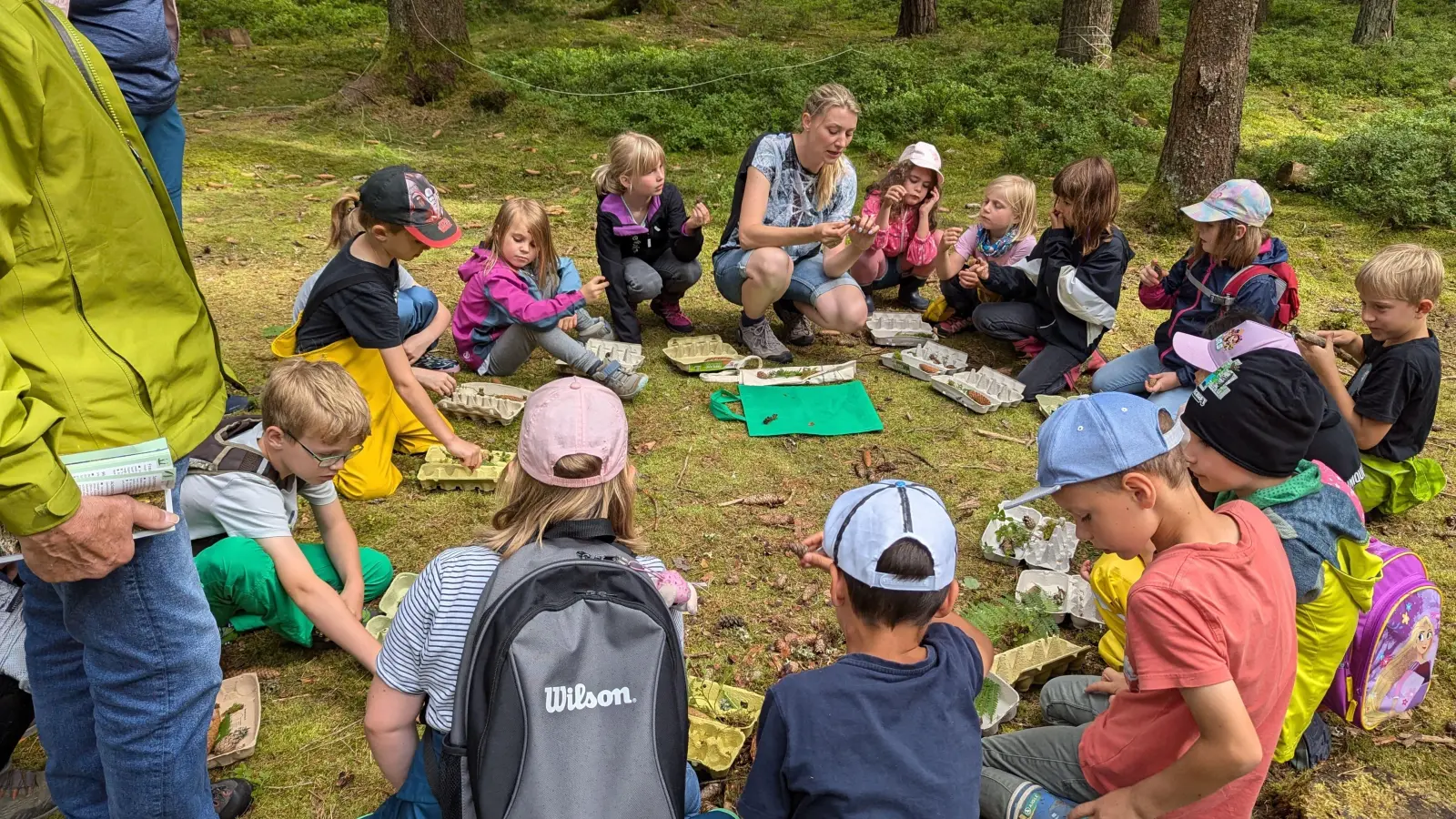 Pflanzenkunde, die Gestaltung von kleinen Kunstwerken mit natürlichen Materialien und Orientierung im Wald waren Bestandteile der Prüfung.  (Bild: Bastian Roth/exb)