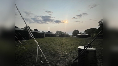 Die Sonne geht auf über den Zelten. (Bild: Melanie Leutenberger)