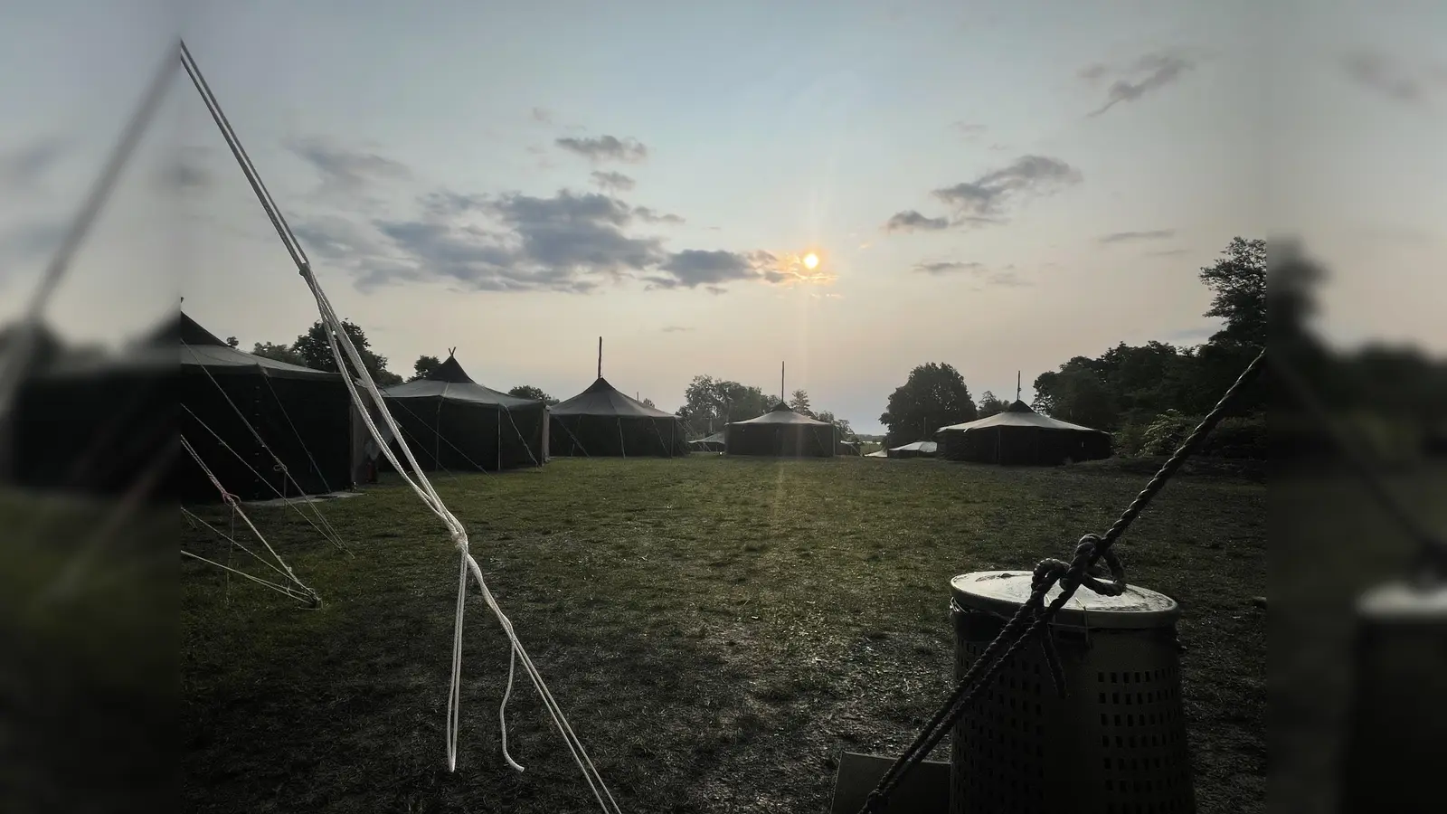 Die Sonne geht auf über den Zelten. (Bild: Melanie Leutenberger)